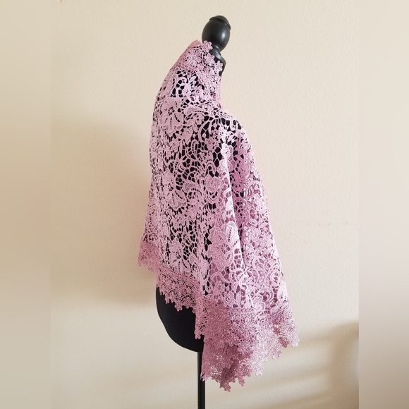 HANDMADE Lavender Lace Cape/Shawl/Wrap w/Neck Hook Closure, EUC - Picture 4 of 4